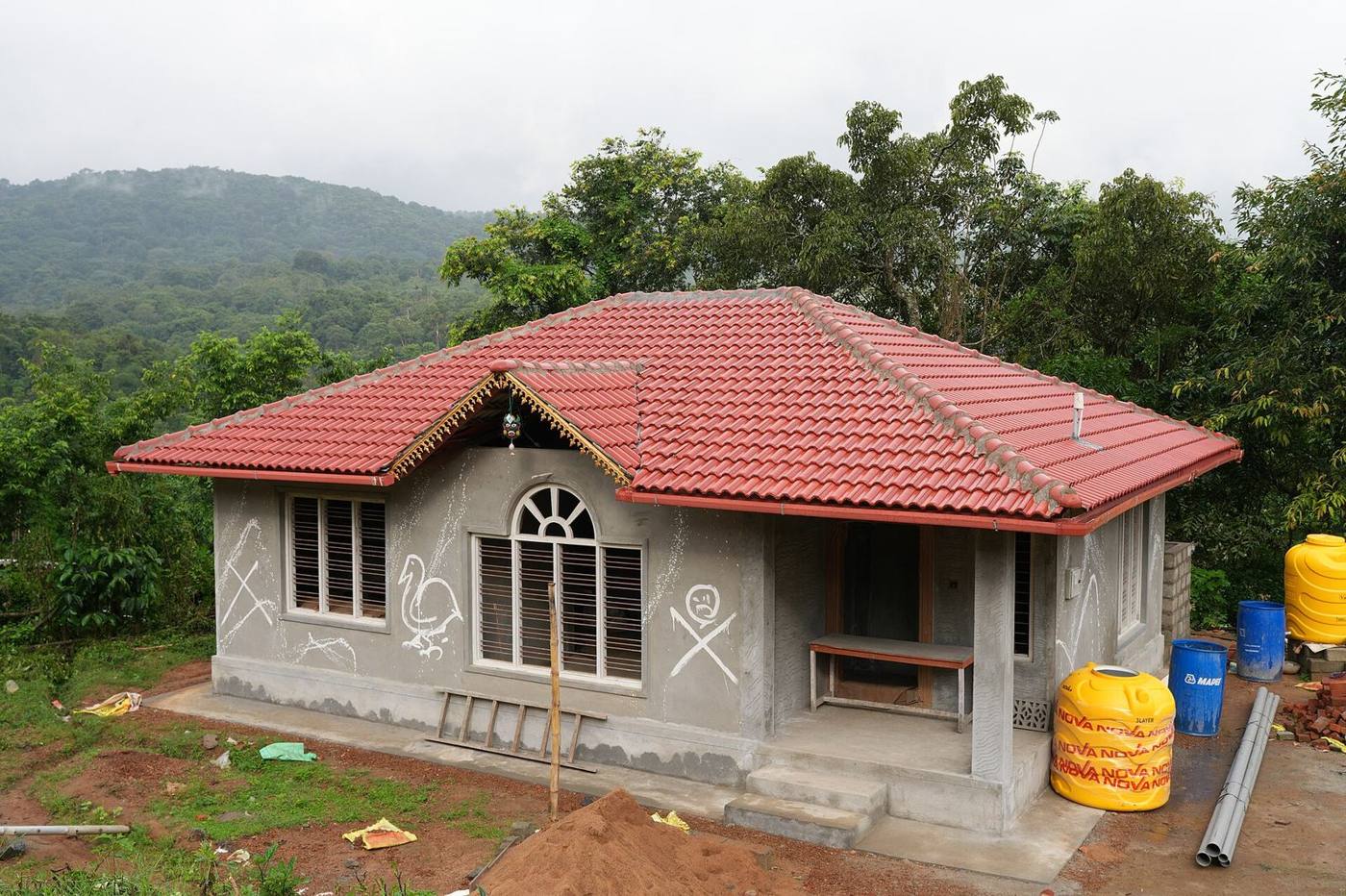 ಕೆಂಪು ಹೆಂಚಿನ ಛಾವಣಿಯ ಚಿಕ್ಕ ಮನೆ, ಕಟ್ಟುವ ಹಂತದಲ್ಲಿ