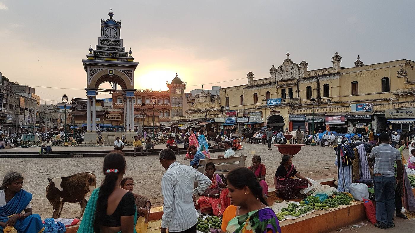 ಮೈಸೂರಿನ ದೊಡ್ಡ ಗಡಿಯಾರ ಮತ್ತು ದೇವರಾಜ ಮಾರುಕಟ್ಟೆ, ಮುಂದೆ ವ್ಯಾಪಾರಿಗಳು